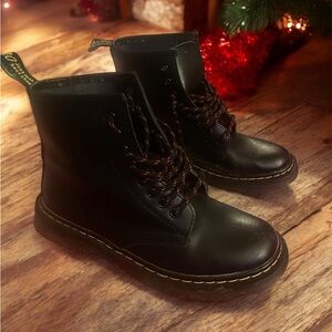 Dr. Marten’s Platform Combat Boots Zavala Black women’s size 9.